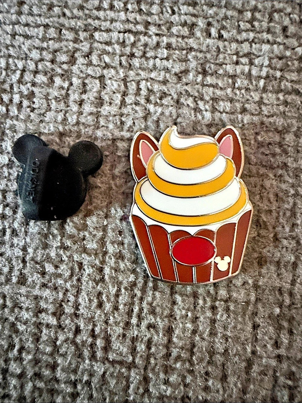 Disney dale cupcake pin